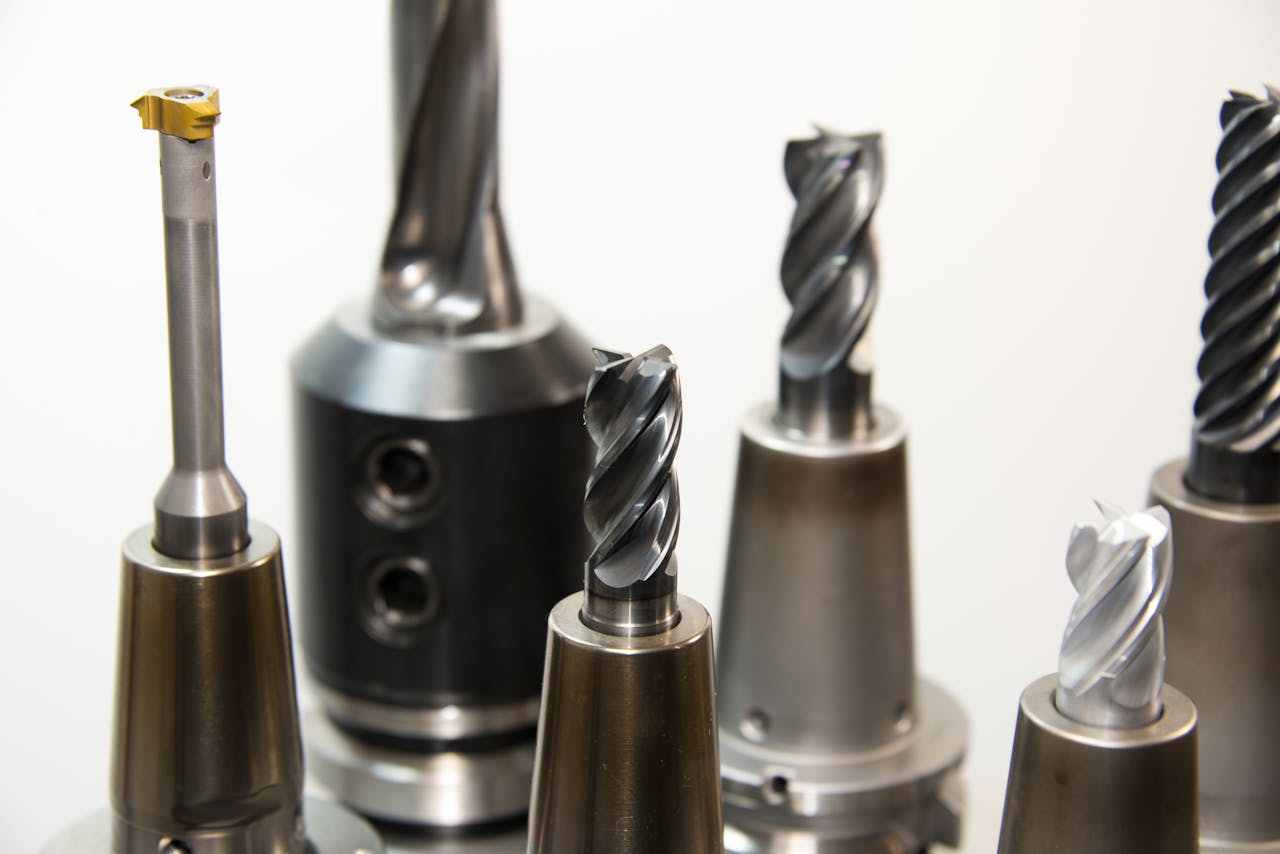 drill-milling-milling-machine-cutting-tools-46240 A detailed view of assorted industrial drill bits showcasing precision engineering.